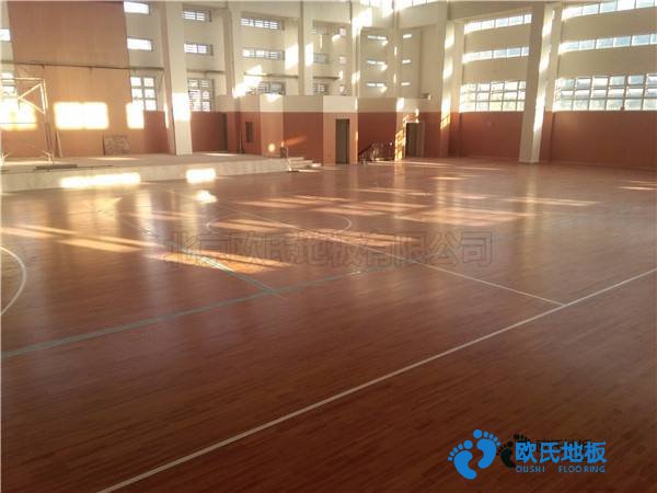 學(xué)校籃球場(chǎng)木地板的變形量