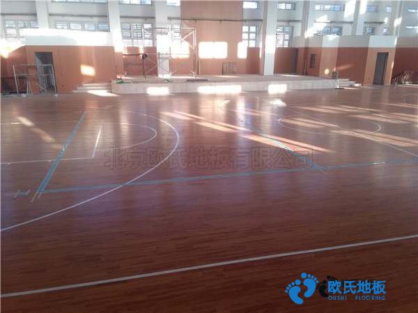 學(xué)校籃球場(chǎng)木地板的變形量