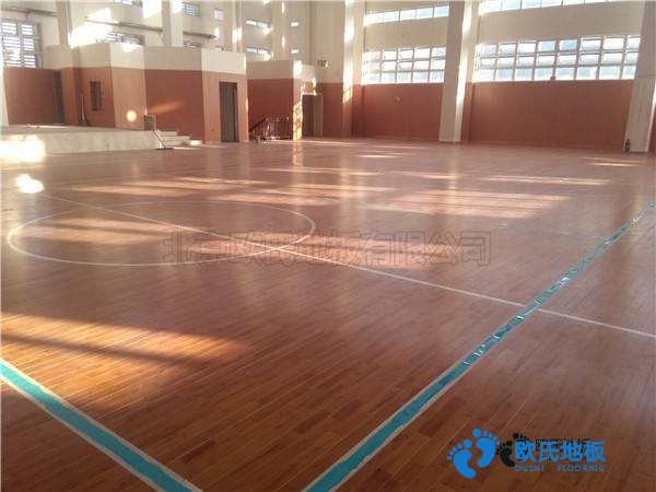 學(xué)校籃球場(chǎng)木地板的變形量