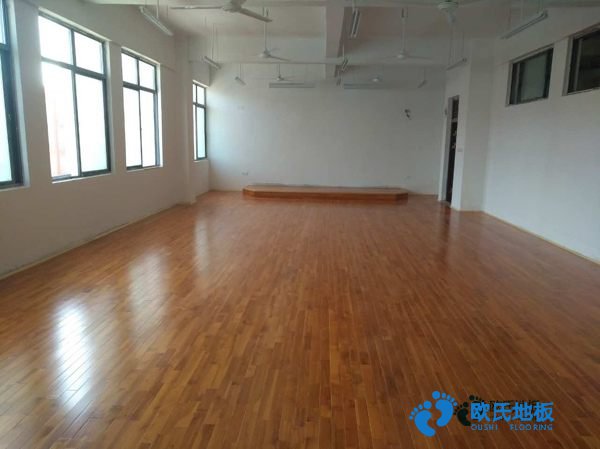 學(xué)校籃球場地地板特點