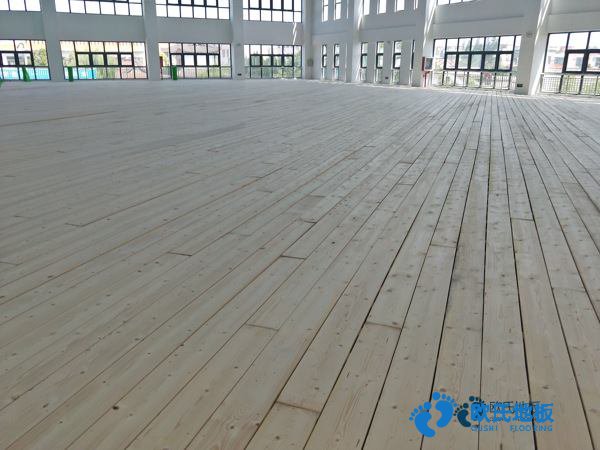 知名運(yùn)動場地地板施工隊(duì)