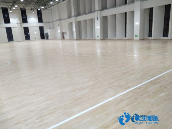 知名運(yùn)動場地地板施工隊(duì)