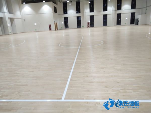 知名運(yùn)動場地地板施工隊(duì)