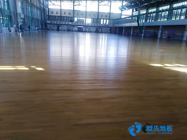 學校籃球館地板生產的工作環境