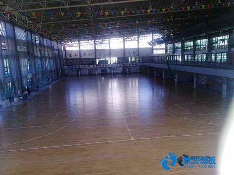 學(xué)?；@球館地板生產(chǎn)的工作環(huán)境