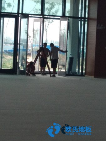 學(xué)校籃球場(chǎng)館地板的生產(chǎn)線