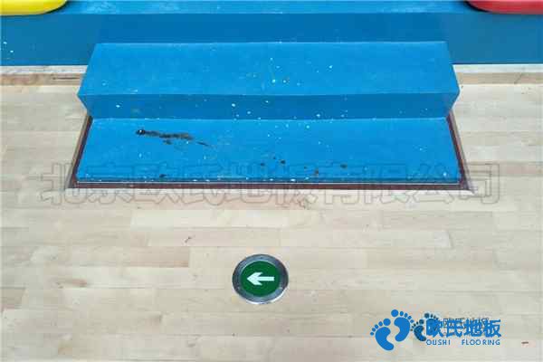 學?；@球場地地板防潮層