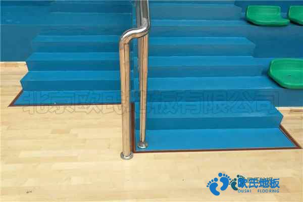 學?；@球場地地板防潮層