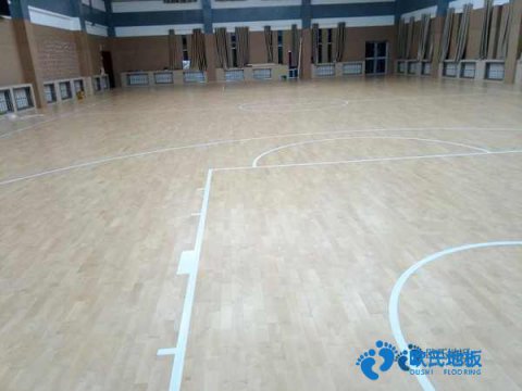 學(xué)校運(yùn)動地板施工隊(duì)