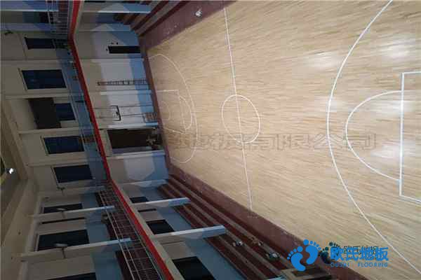 學?；@球場地木地板優點