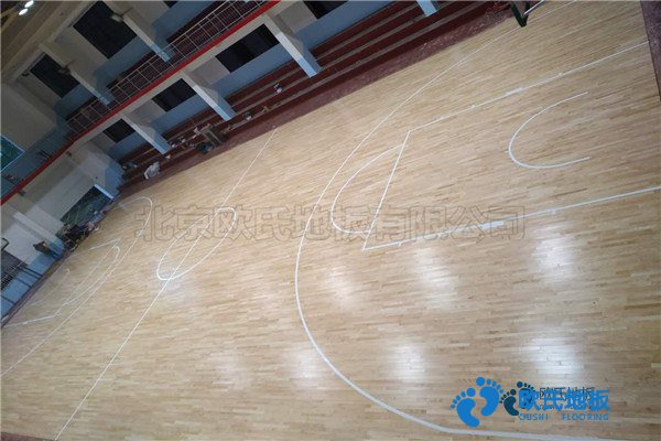 學?；@球場地木地板優點