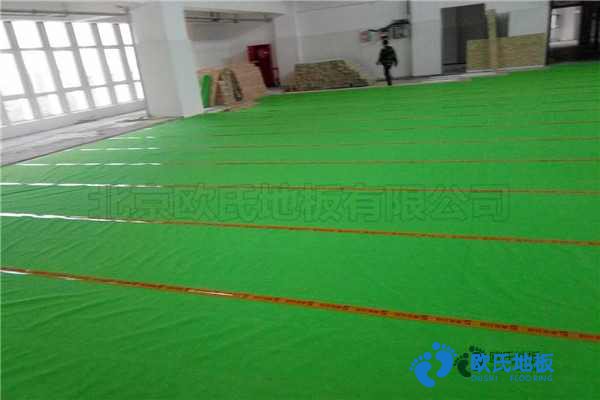 學(xué)?；@球場地木地板用哪種好
