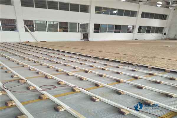 較好的籃球運(yùn)動木地板很臟怎樣清洗