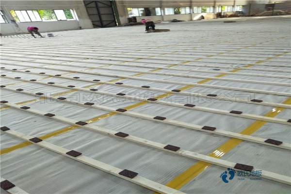 較好的籃球運(yùn)動木地板很臟怎樣清洗