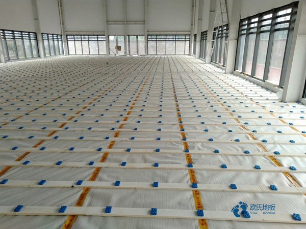 學校籃球地板的回彈率1