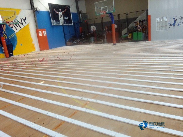 學?；@球地板反彈力