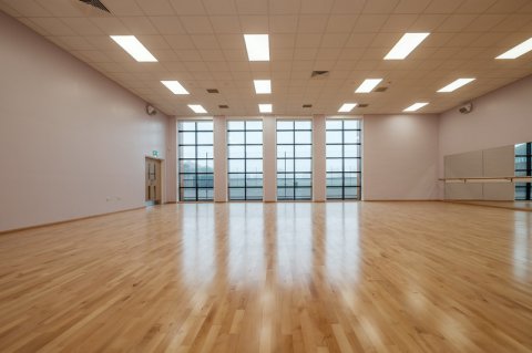 松木舞臺(tái)體育場木地板施工隊(duì)