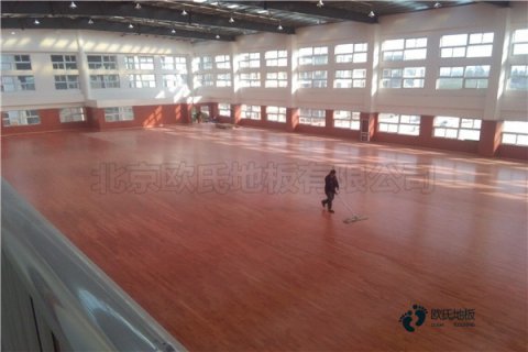 國標(biāo)籃球場(chǎng)地板施工流程